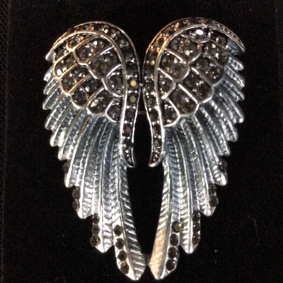 New! Angel Wings Crystal Brooch - Picture 2 of 10